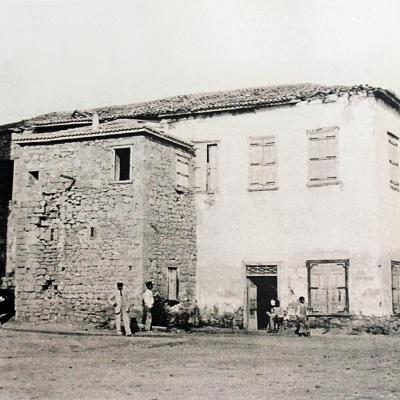 Η «Σπιτάρα» στο λιμάνι της Αίγινας, όπου στεγάστηκε η Εθνική Τυπογραφία.