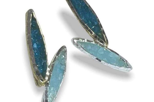Ασημένια σκουλαρίκια σκαλισμένα με διαμάντι. Σε διάφορα χρώματα  Τίνα Κοτσώνη  45.00€