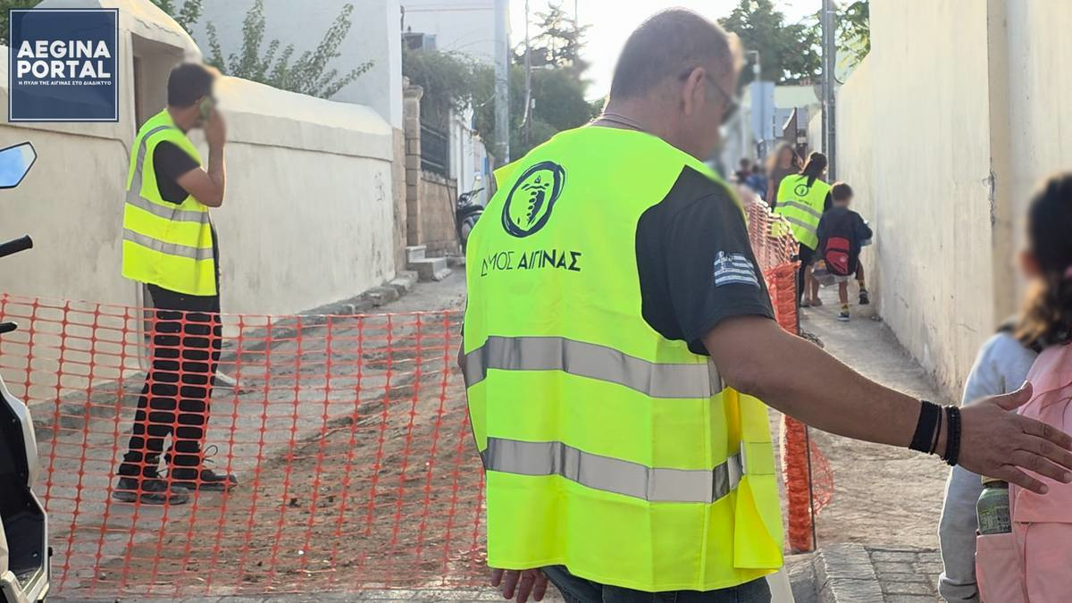 Υπάλληλοι του Δήμου μετέφεραν σήμερα τους μαθητές στην είσοδο του 2ου Δημοτικού. Γιάννης Ζορμπάς: "Ετοιμάζουμε τεχνική μελέτη για την είσοδο από την βιβλιοθήκη". 2dimotiko-proselfsi-00.jpg