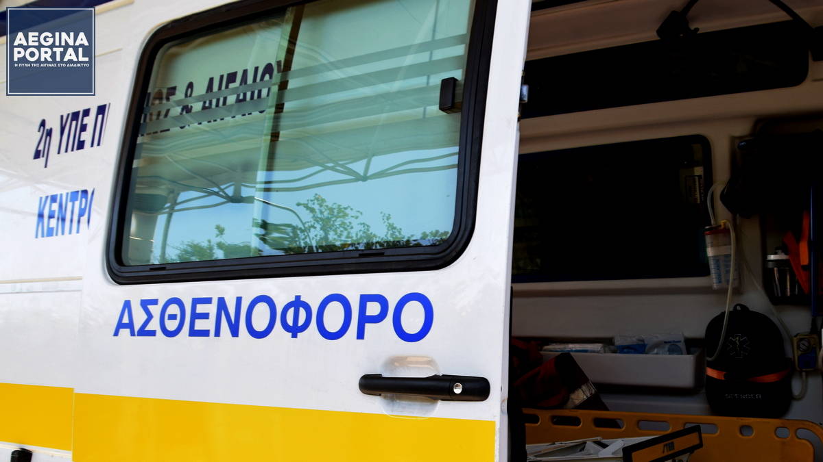 Χωρίς οδηγό ασθενοφόρου, τροχαίο στο κέντρο της Αίγινας, χθες το μεσημέρι. Ο τραυματίας μεταφέρθηκε με περιπολικό της Αστυνομίας στο Κέντρο Υγείας.