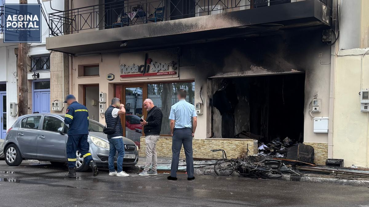 Φωτιά κατέστρεψε ολοσχερώς τη σχολή οδηγών του δημάρχου Αίγινας κ. Γιάννη Ζορμπά τα ξημερώματα. Αναφορές για εκρήξεις.
