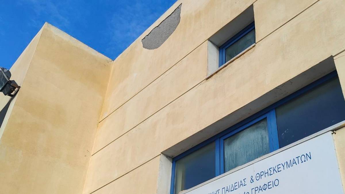 Επικίνδυνη πτώση σοβάδων στο 1ο Γυμνάσιο Αίγινας μετά την κακοκαιρία.
