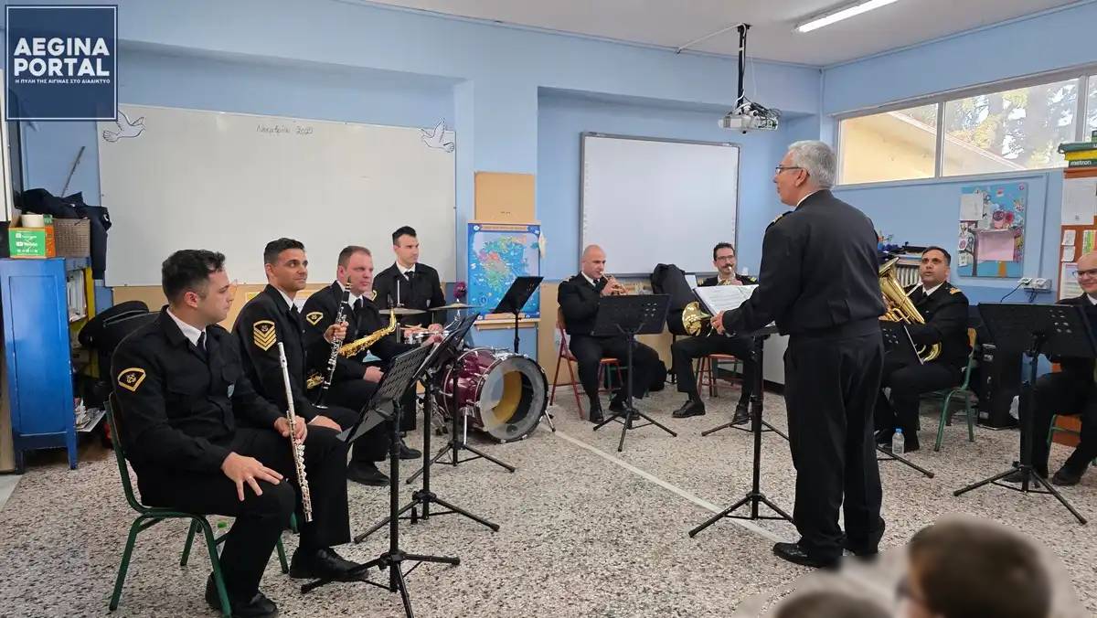 Η Φιλαρμονική του Λιμενικού Σώματος στο Δημοτικό Σχολείο Αγίων Ασωμάτων. Μια αξέχαστη μουσική εμπειρία για τους μικρούς μαθητές.