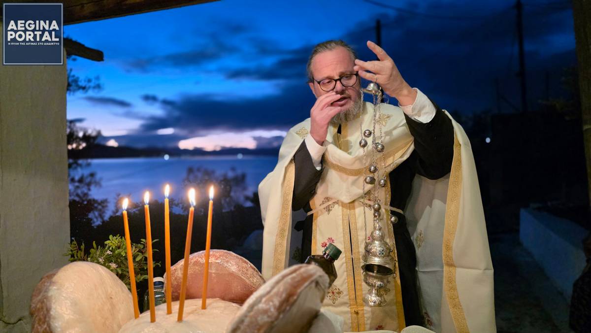 Πανηγυρικός εσπερινός και αρτοκλασία στο εκκλησάκι του Αγίου Ανδρέα στον Μαραθώνα.