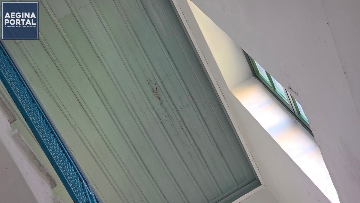 Το κτίριο είναι πάρα πολύ παλιό, με αποτέλεσμα η στέγη να μπάζει νερά
