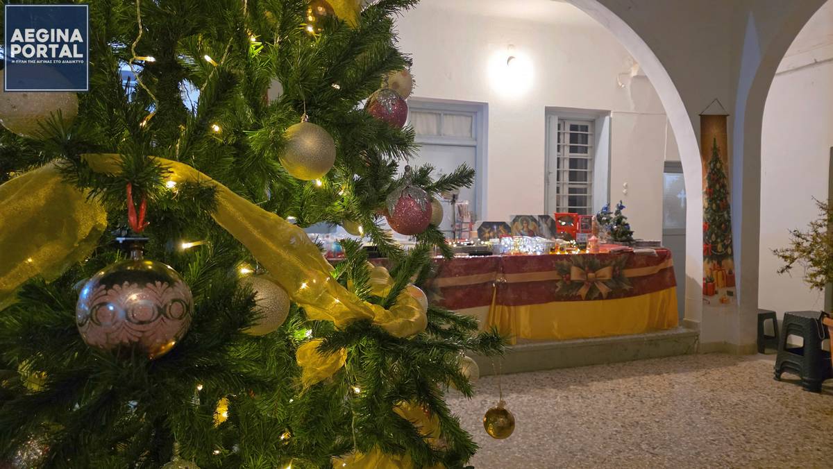 Στον γαλήνιο χώρο της αυλής της μονής, φιλοξενούνται εκκλησιαστικά είδη, καθώς και πλήθος αντικειμένων κατάλληλων για δώρα.