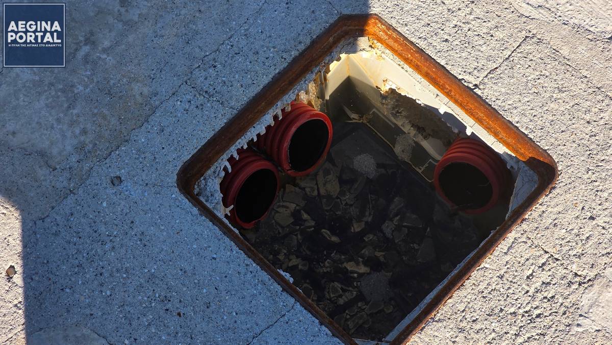 Επίσης, λείπουν καπάκια από φρεάτια