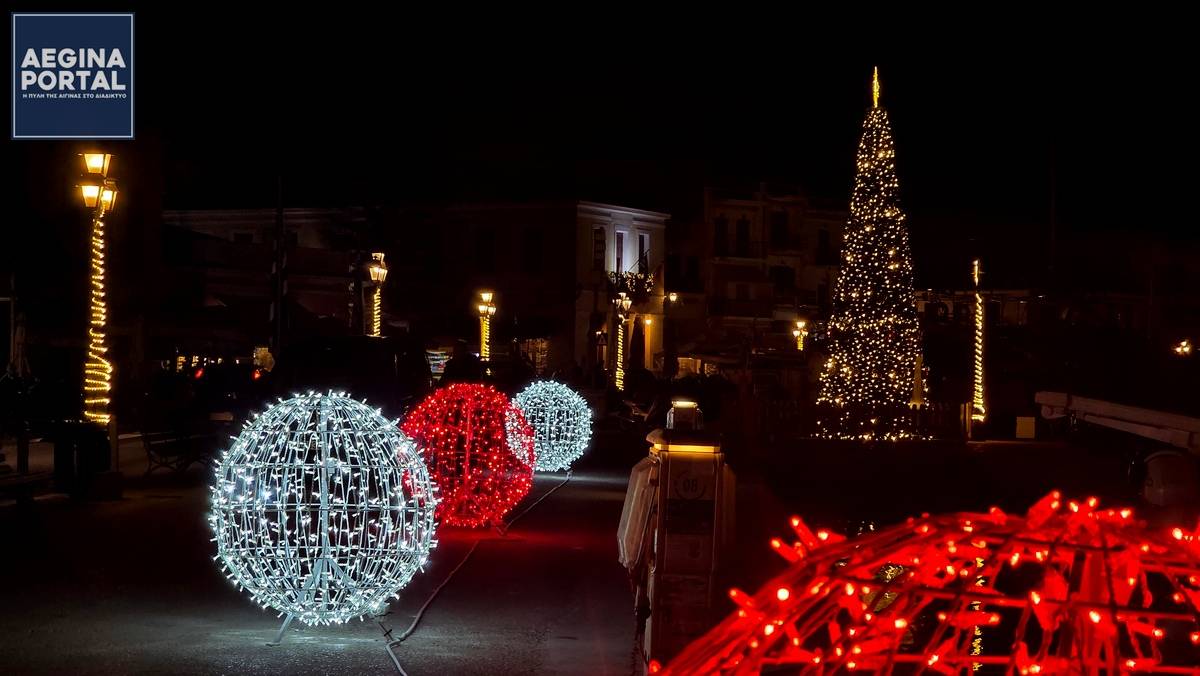 Οι χριστουγεννιάτικες εγκαταστάσεις, που κοσμούν τον παραλιακό δρόμο