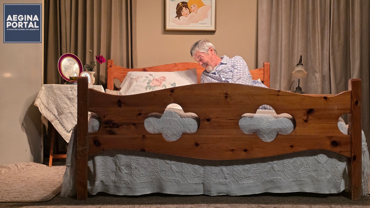 Στο επίκεντρο του έργου βρίσκεται ο κύριος Θωμάς, ερμηνευμένος εξαιρετικά από τον Νίκο Νικολάου