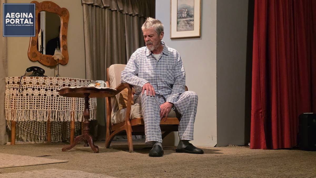 Η παράσταση τοποθετεί τον θεατή στην κρεβατοκάμαρα του κυρίου Θωμά