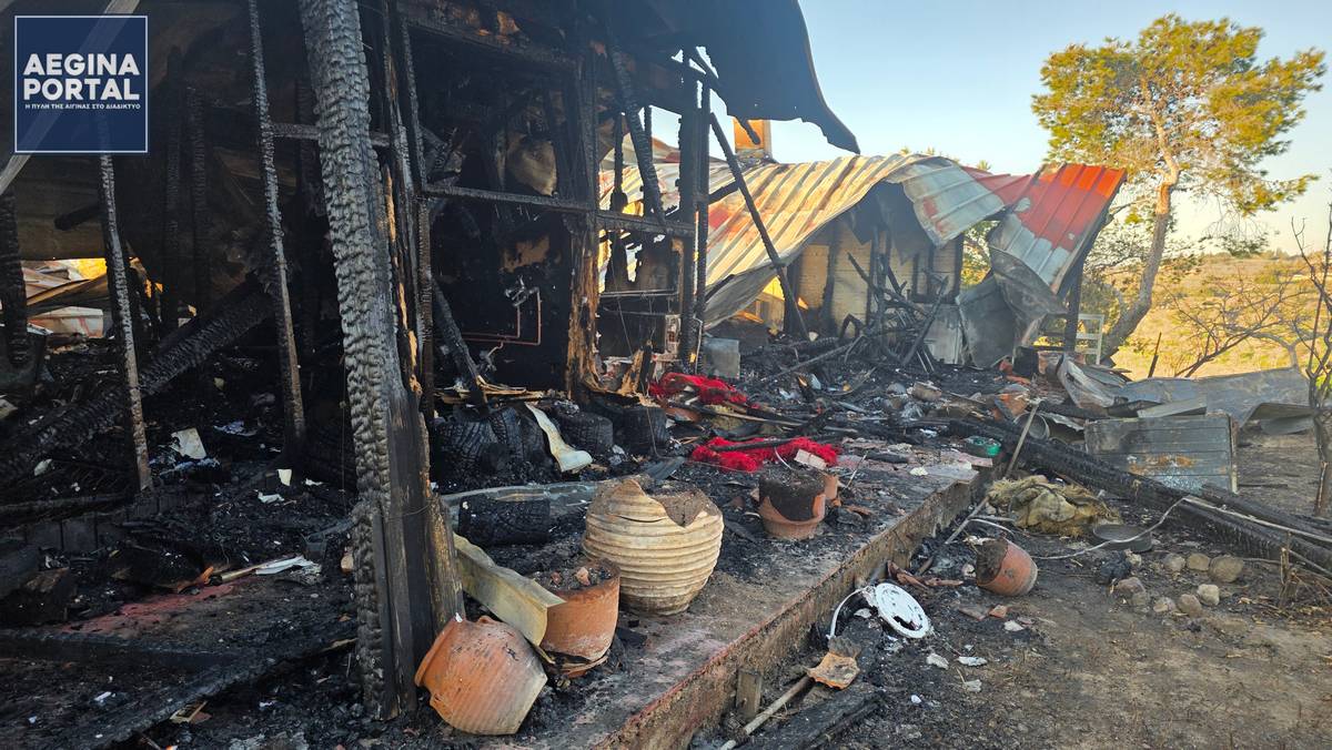 Καμένα δοκάρια, λαμαρίνες, σπασμένα τζάμια και μπάζα είναι διάσπαρτα παντού