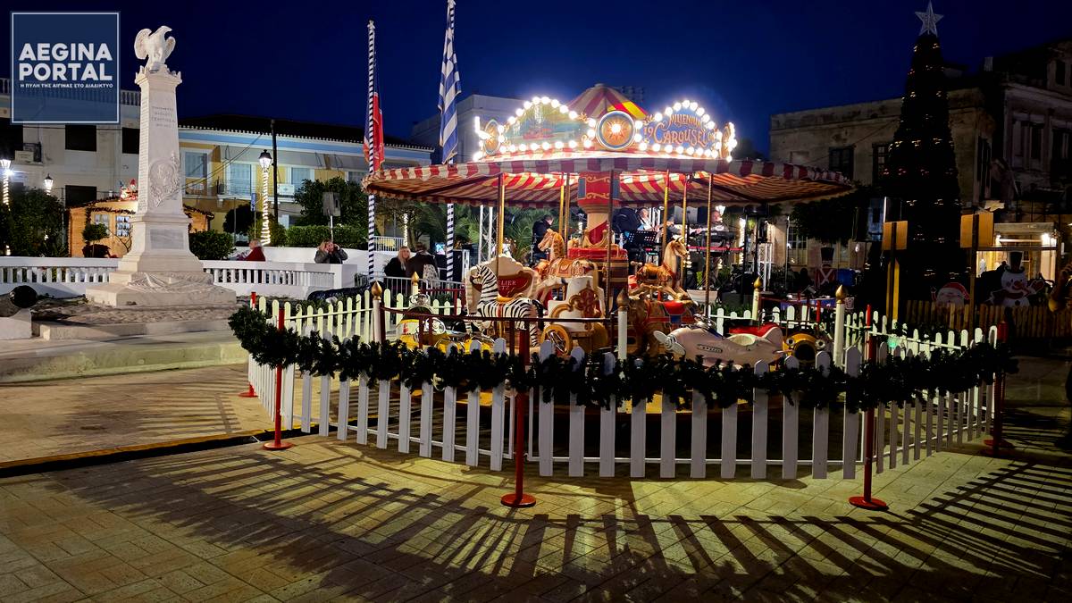 Εντυπωσιακή η έναρξη των χριστουγεννιάτικων εκδηλώσεων στην Αίγινα, με το άναμμα του δέντρου και συναυλία της Κρυσταλλίας.