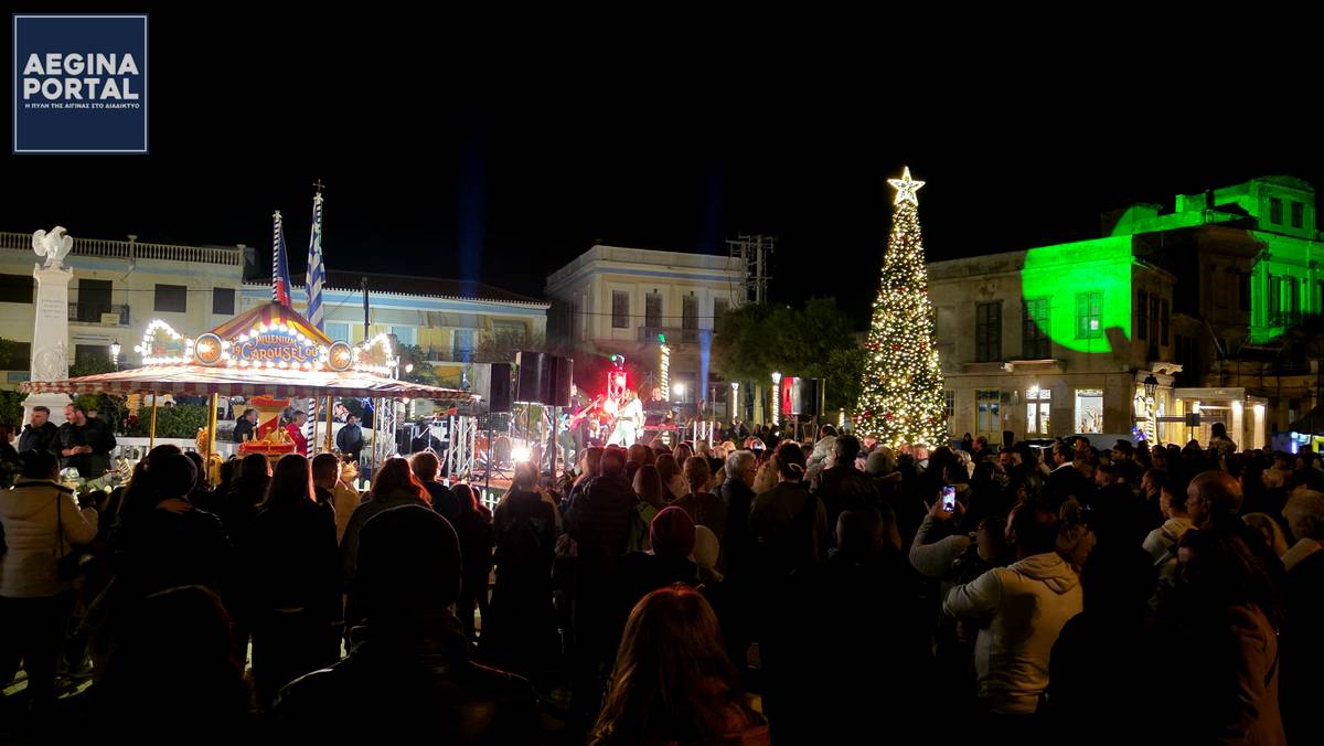 Η πλατεία φωτίστηκε εντυπωσιακά, μεταφέροντας το πνεύμα των Χριστουγέννων στην καρδιά του νησιού