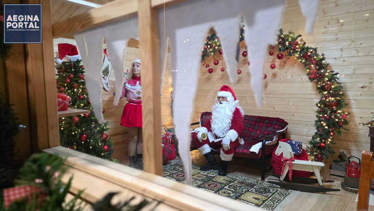 Γιορτινή υποδοχή του Άι Βασίλη, στο χριστουγεννιάτικο χωριό στην Πλατεία Εθνεγερσίας, από τον Δήμο Αίγινας.