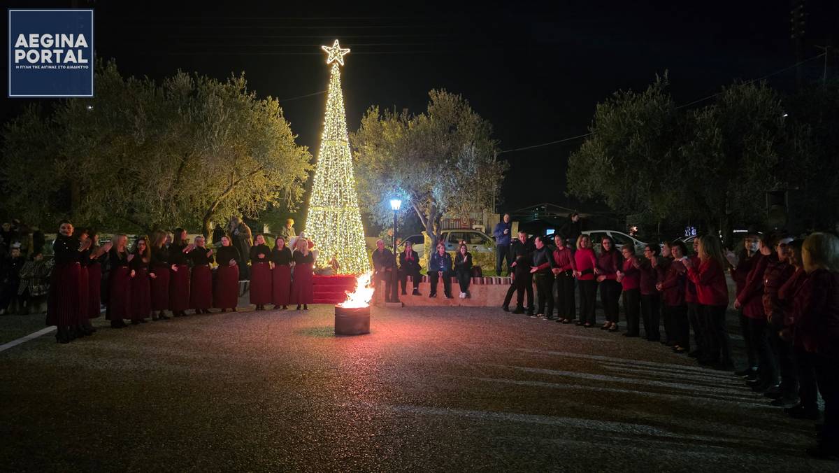 Η εκδήλωση πλαισιώθηκε από ζωντανή μουσική με χριστουγεννιάτικα τραγούδια και κάλαντα