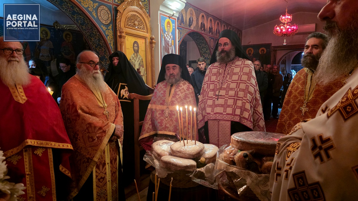 Με θρησκευτική λαμπρότητα ο μεγάλος εσπερινός στην Ιερά Μονή Αγίας Αναστασίας στο Λιβάδι.