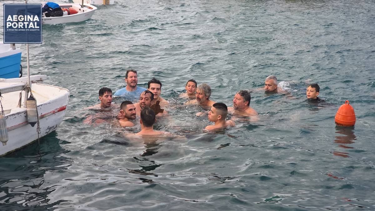 Τον Σταυρό έπιασε ο Κωνσταντίνος Αλευρόπουλος, ο οποίος έλαβε ως ευλογία έναν σταυρό