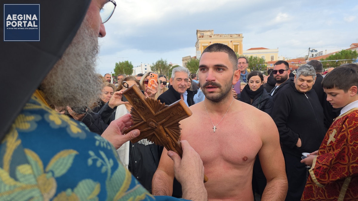Θεοφάνια στο λιμάνι της Αίγινας. Με λαμπρότητα η κατάδυση του Τιμίου Σταυρού.