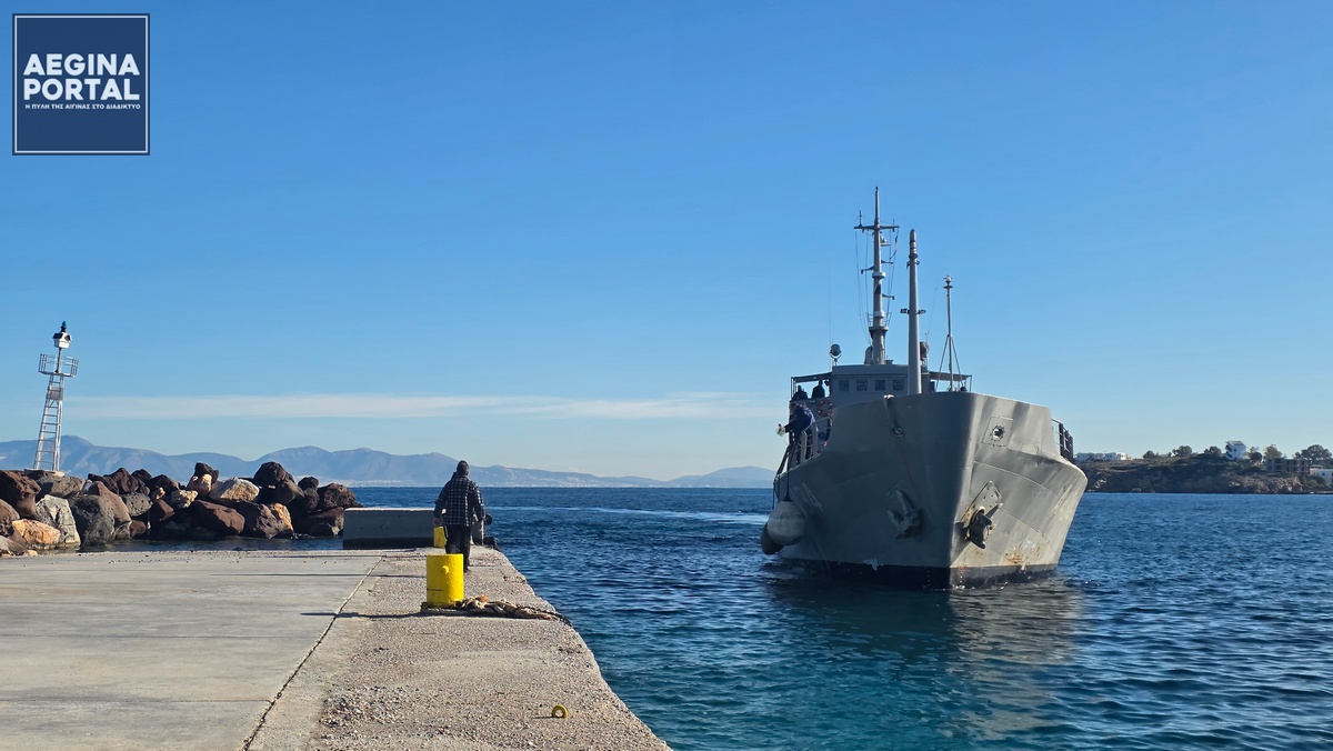 Κατέπλευσε στο λιμάνι του Λεοντίου το υδροφόρο πλοίο Πρέσπα, που μεταφέρει νερό για την υδροδότηση της Αίγινας.