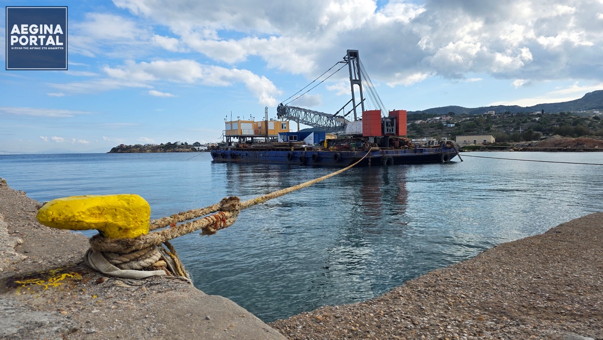 Κατάπλευσε το πρωί στο λιμάνι του Λεοντίου, το πλωτό γερανοφόρο που θα χρησιμοποιηθεί για την επισκευή του αγωγού. Απέπλευσε το δεύτερο δρομολόγιο της υδροφόρας του Π.Ν.