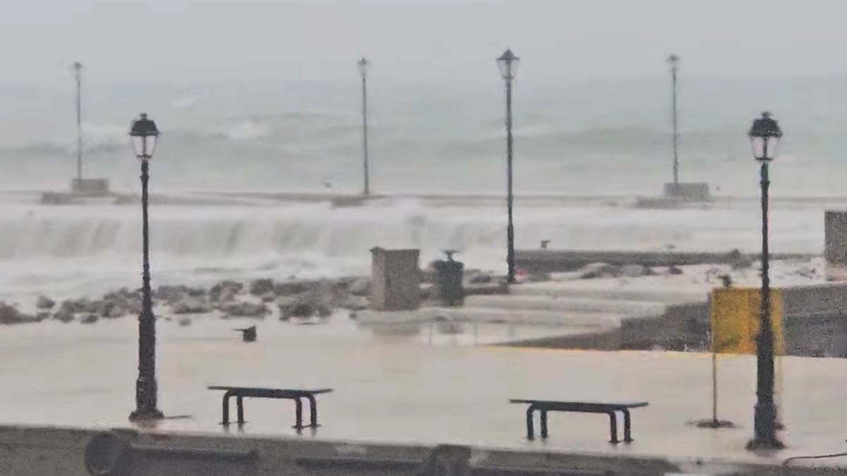 Ωστόσο τα μπάζα που δεν είχαν απομακρυνθεί, δημιούργησαν μία εικόνα χάους χθες κατά τη διάρκεια της ισχυρής καταιγίδας