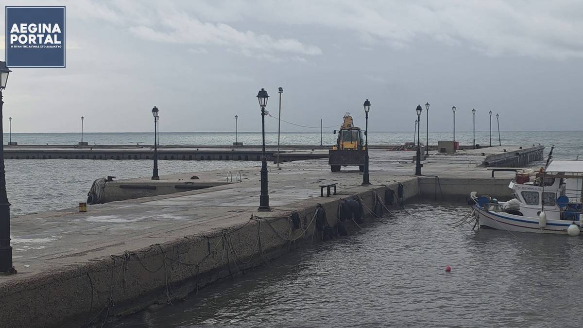 Απομακρύνθηκαν τα μπάζα από την καθαίρεση της ανοδομής στο λιμάνι της Αγίας Μαρίνας. Οι εργασίες της επισκευής θα συνεχιστούν από τον ανάδοχο του έργου, δήλωσε ο κ. Γιάννης Ζορμπάς.
