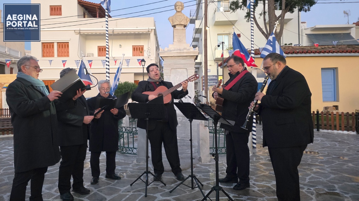 Καντάδα στους δρόμους της Αίγινας από το μουσικό συγκρότημα των αδελφών Καραβιώτη.