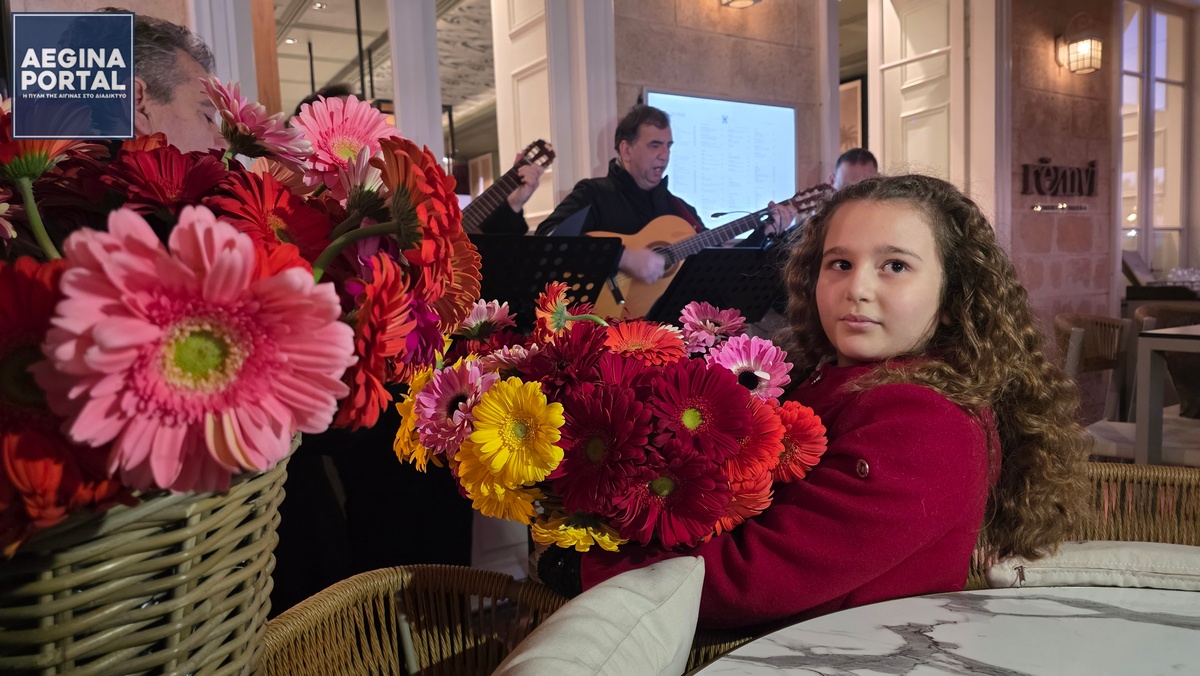 Η μουσική συνεχίστηκε στην παραλιακή ζώνη, με ερμηνείες μπροστά από τα καφέ της παραλίας με το έργο του Χρήστου Λεοντή