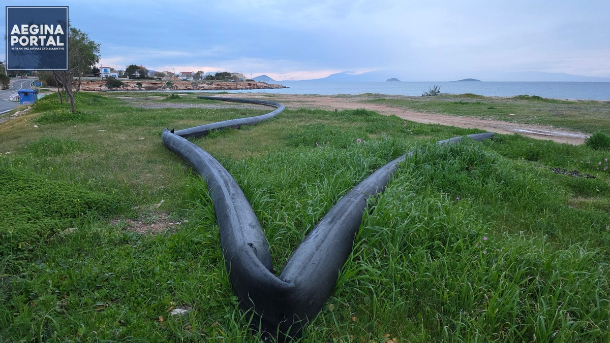 Την απομάκρυνση του σωλήνα που ξέβρασε η θάλασσα, από τους Σαλαμινομάχους ζητούν κάτοικοι του νησιού.