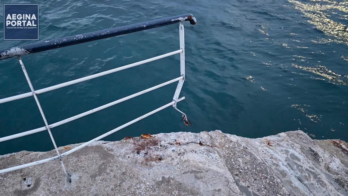 Δεν πρόλαβε να κλείσει χρόνο η καινούργια κουπαστή στο Λευκό Φανό. Ένα τμήμα της βρέθηκε κατεστραμμένο.