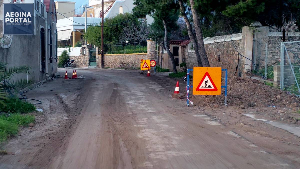 Η έλλειψη φωτισμού, επισημαίνουν, με το έργο να εκτελείται έξω από τις πόρτες του