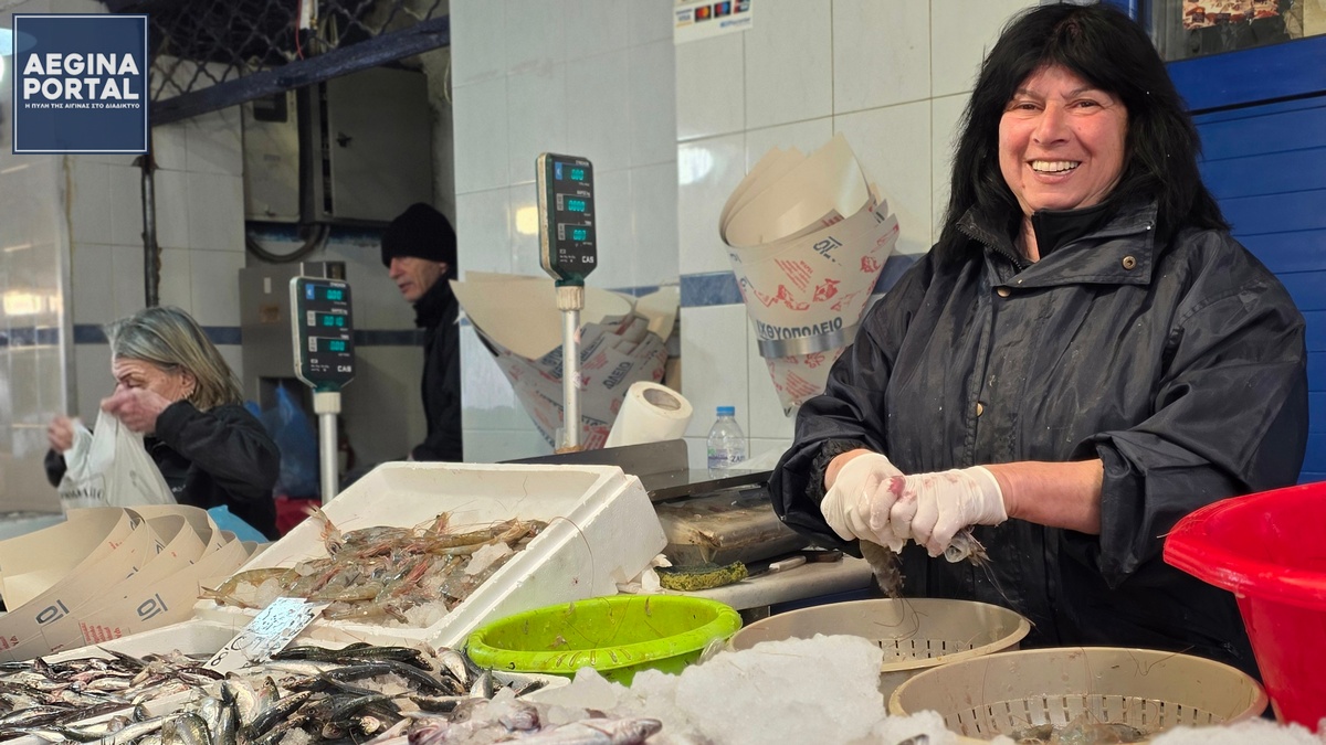 Με σύμμαχο τον καλό καιρό και τη γιορτινή διάθεση της Καθαρής Δευτέρας, η καρδιά της παραλίας στην Αίγινα χτυπά σήμερα στην κεντρική ψαραγορά του νησιού.