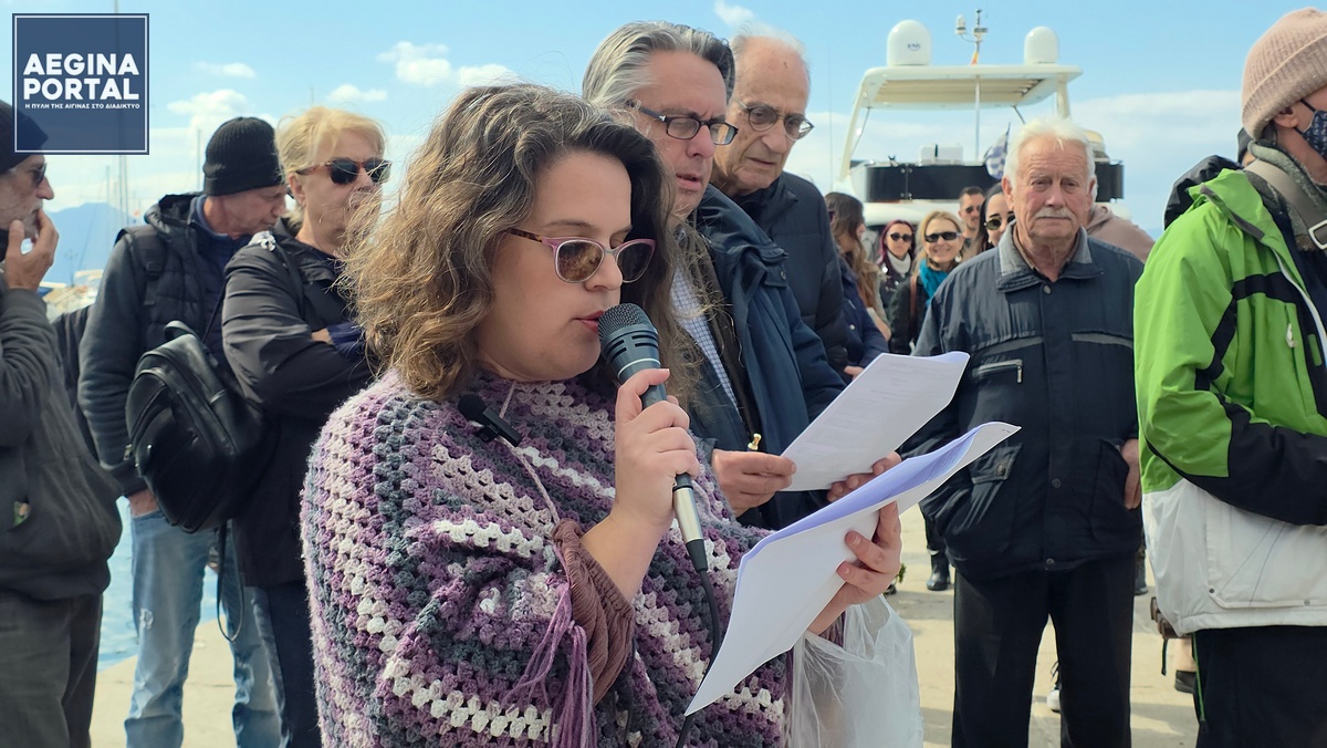 Πρώτη πήρε τον λόγο η κ. Σοφία Λάζαρη, η οποία ανέγνωσε το μήνυμα του Συλλόγου Συγγενών Θυμάτων του εγκλήματος των Τεμπών.