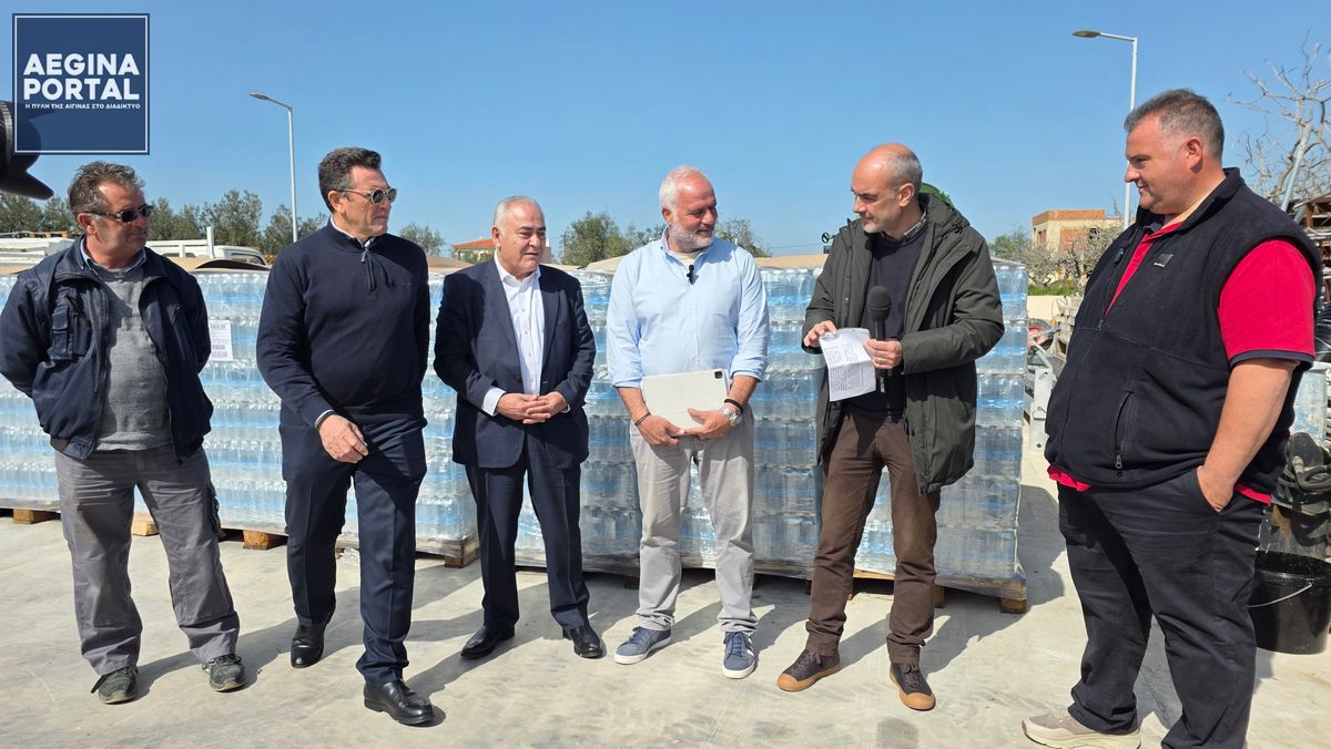 Προσφορά εμφιαλωμένου νερού στην Αίγινα από το Επαγγελματικό Επιμελητήριο Αθηνών.