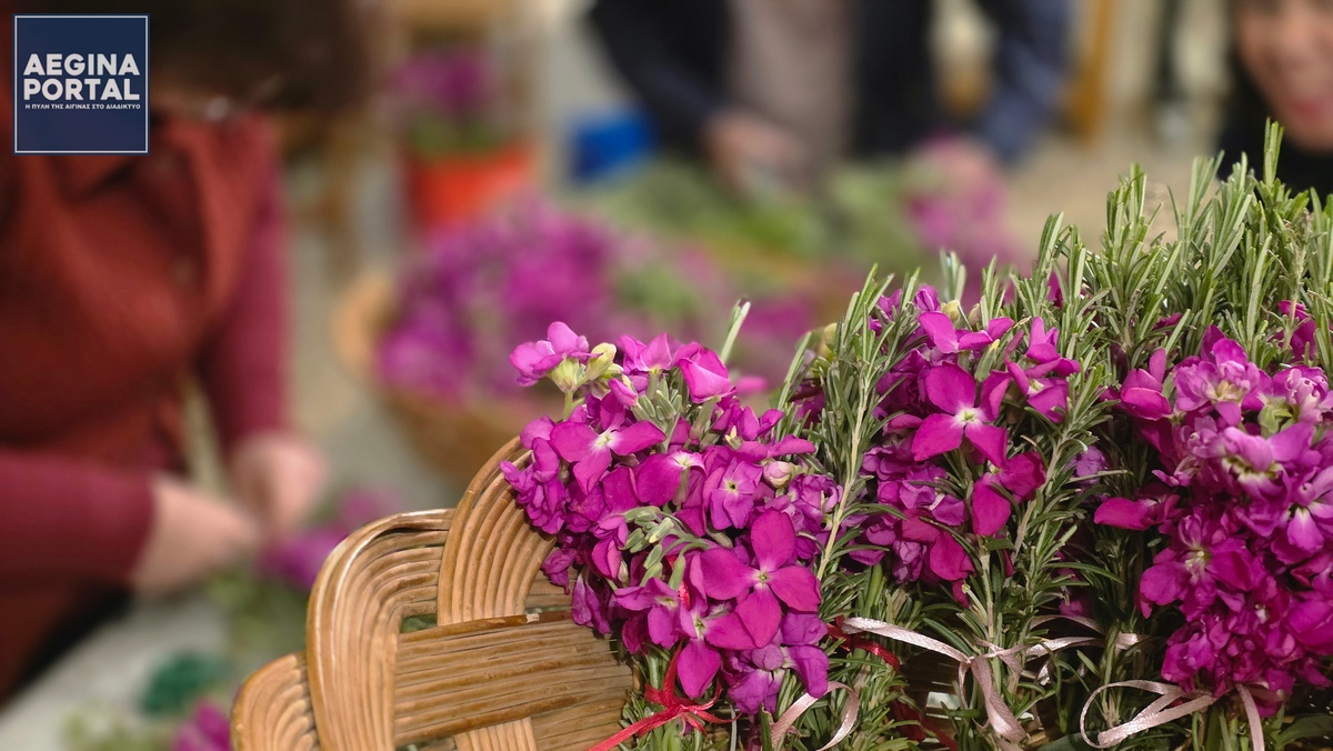 Κυριακή της Σταυροπροσκυνήσεως. Τα σταυρολούλουδα διατηρούν ζωντανή την παράδοση στην Αίγινα.