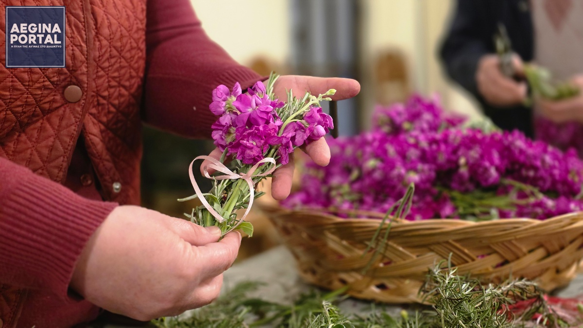 Στον ενοριακό ναό της Αγίας Βαρβάρας, στον Μαραθώνα, οι κυρίες της ενορίας προετοίμασαν με ιδιαίτερη φροντίδα και ευλάβεια τις ανθοδέσμες