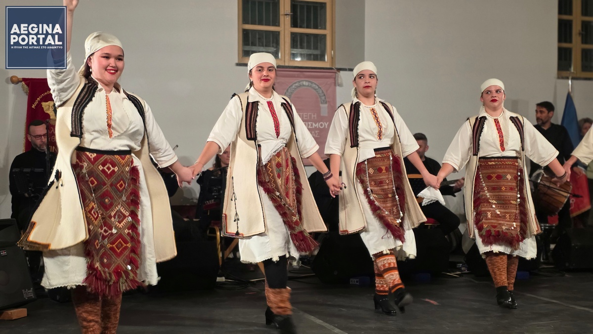 Οι χορευτικές ομάδες της Στέγης Πολιτισμού Αίγινας