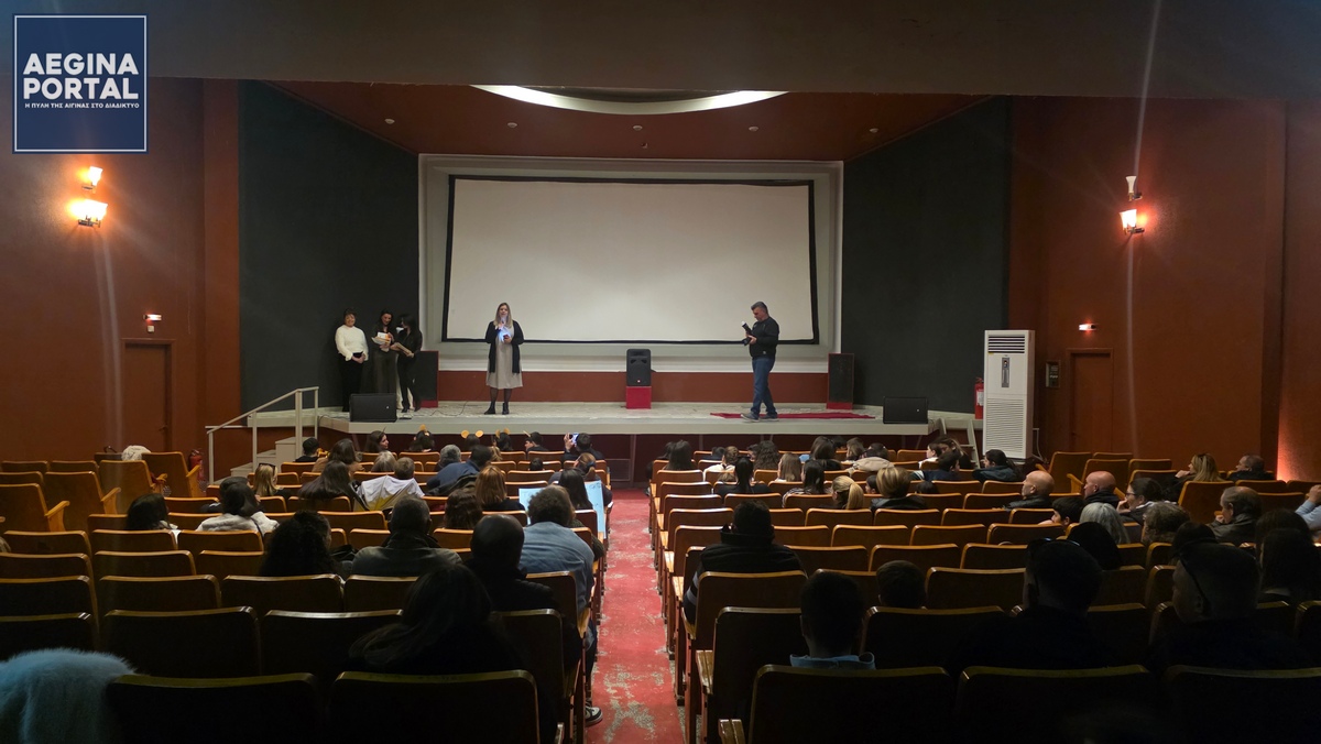 Η βράβευση των επιτυχόντων μαθητών του Κέντρου Ξένων Γλωσσών και Διά Βίου Μάθησης της κυρίας Στέλλας Παυλινέρη.