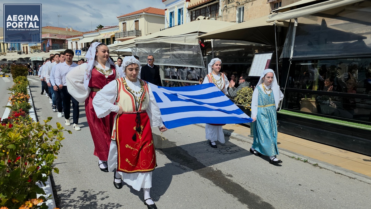 Μετά την ολοκλήρωση της παρέλασης, στην εξέδρα της Παλαιάς Προβλήτας