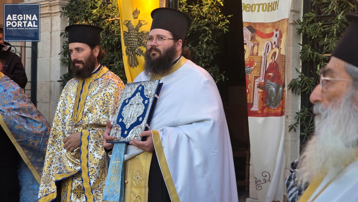 Μετά το πέρας της περιφοράς, η εορταστική ατμόσφαιρα συνεχίστηκε στην πλατεία του χωριού