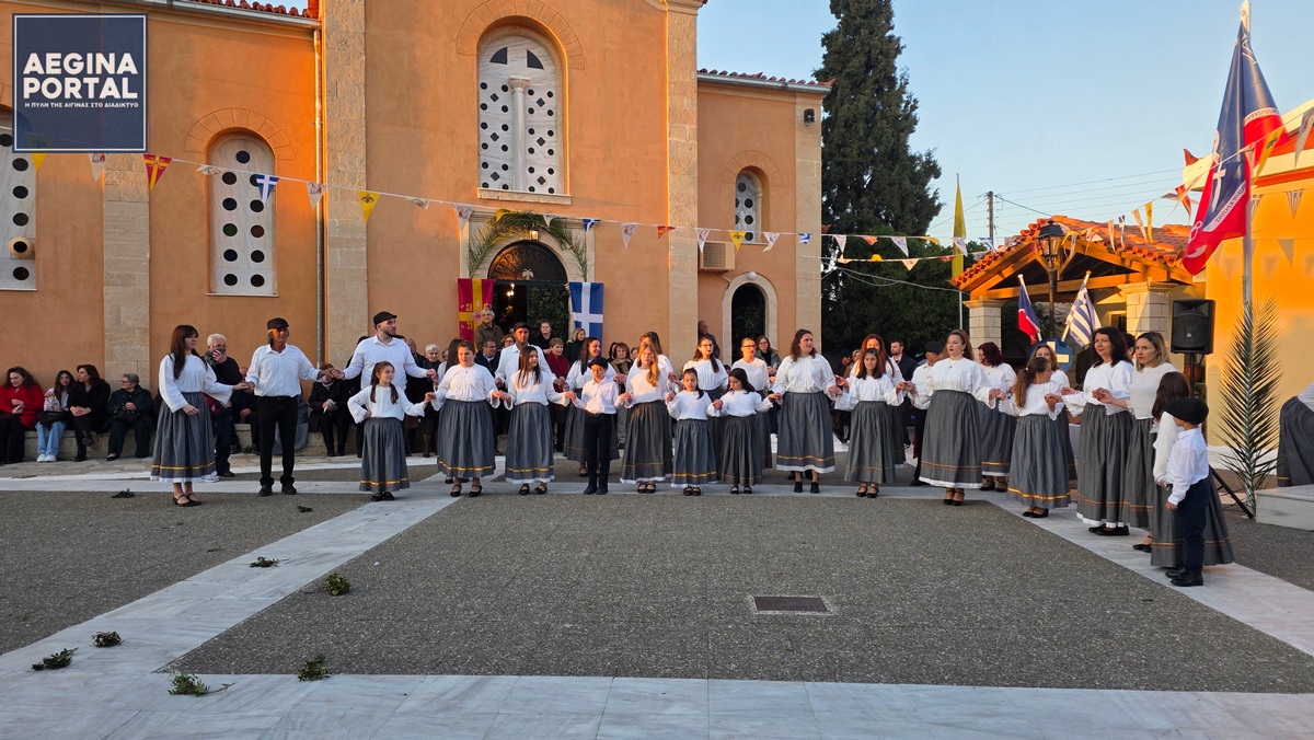 Μετά το πέρας της περιφοράς, η εορταστική ατμόσφαιρα συνεχίστηκε στην πλατεία του χωριού