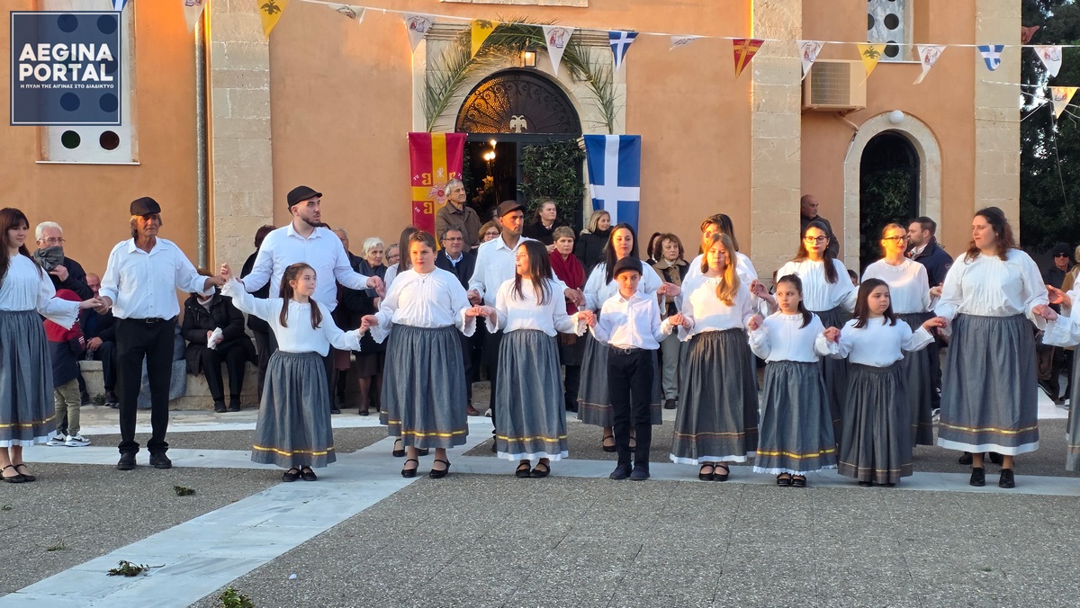 Μετά το πέρας της περιφοράς, η εορταστική ατμόσφαιρα συνεχίστηκε στην πλατεία του χωριού