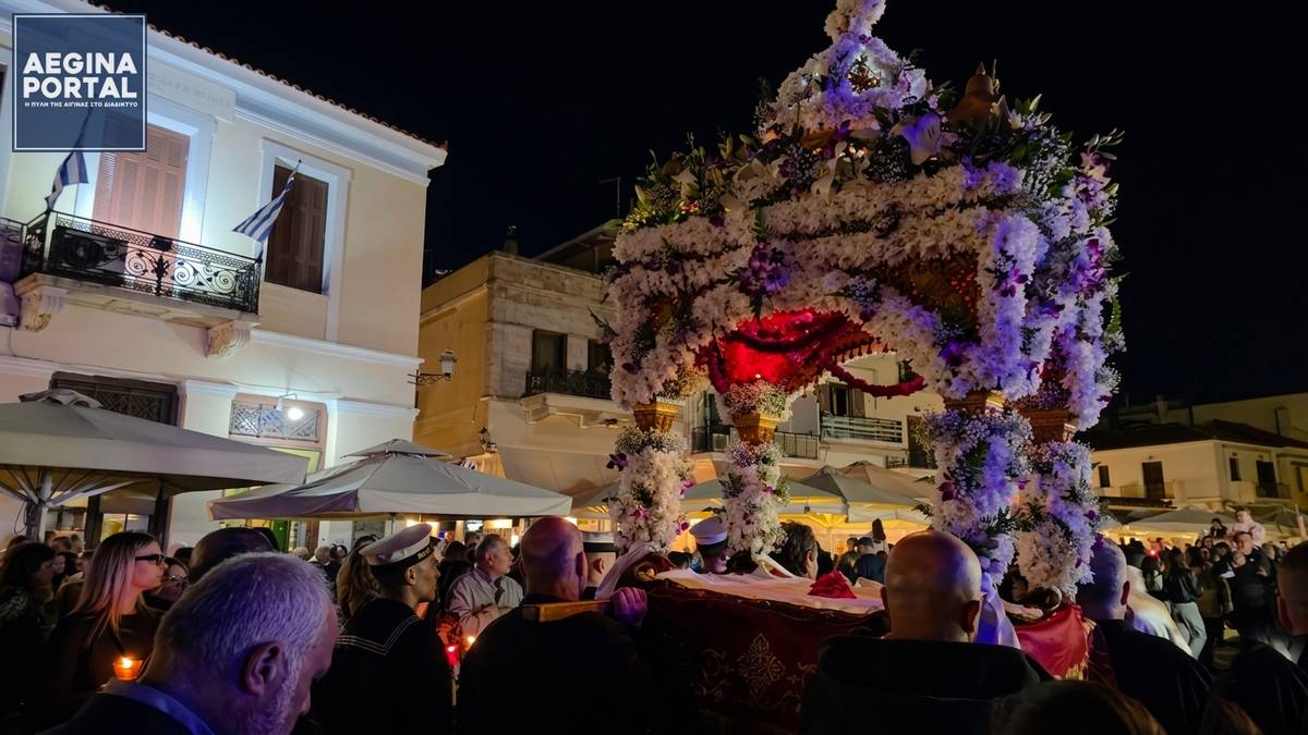 Οι επιτάφιοι των τριών ενοριών, καλαίσθητα στολισμένοι με ιδιαίτερη φροντίδα