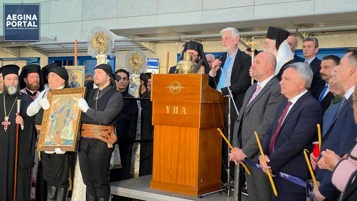 Στις 7:30 το απόγευμα, το Άγιο Φως έφθασε στο αεροδρόμιο «Ελευθέριος Βενιζέλος»