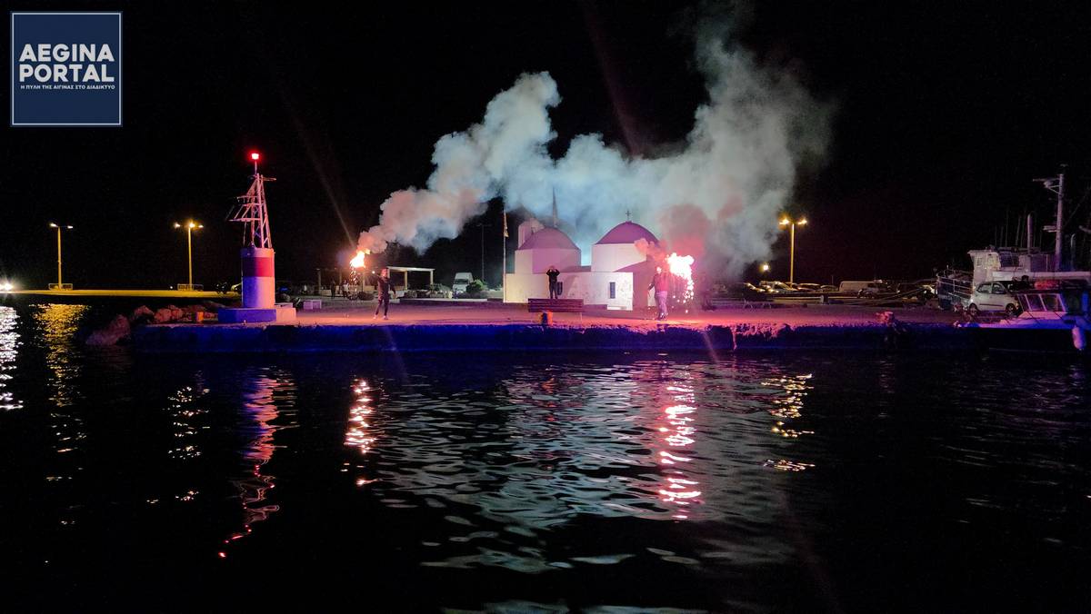 Η πορεία του Αγίου Φωτός από το αεροδρόμιο "Ελευθέριος Βενιζέλος", στο λιμάνι της Αίγινας. Με κάθε τιμή η τελετή άφιξης στο νησί.