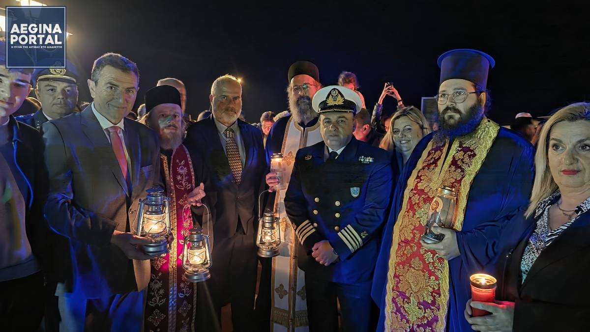 Στη συνέχεια, το Άγιο Φως μεταφέρθηκε στις ενορίες του νησιού