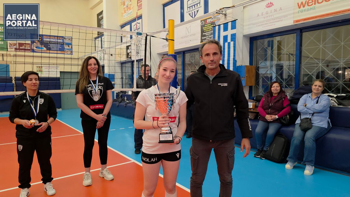 Ένα λάβαρο του Σαρωνικού και ένα λάβαρο του φιλικού αγώνα από την πλευρά των γηπεδούχων