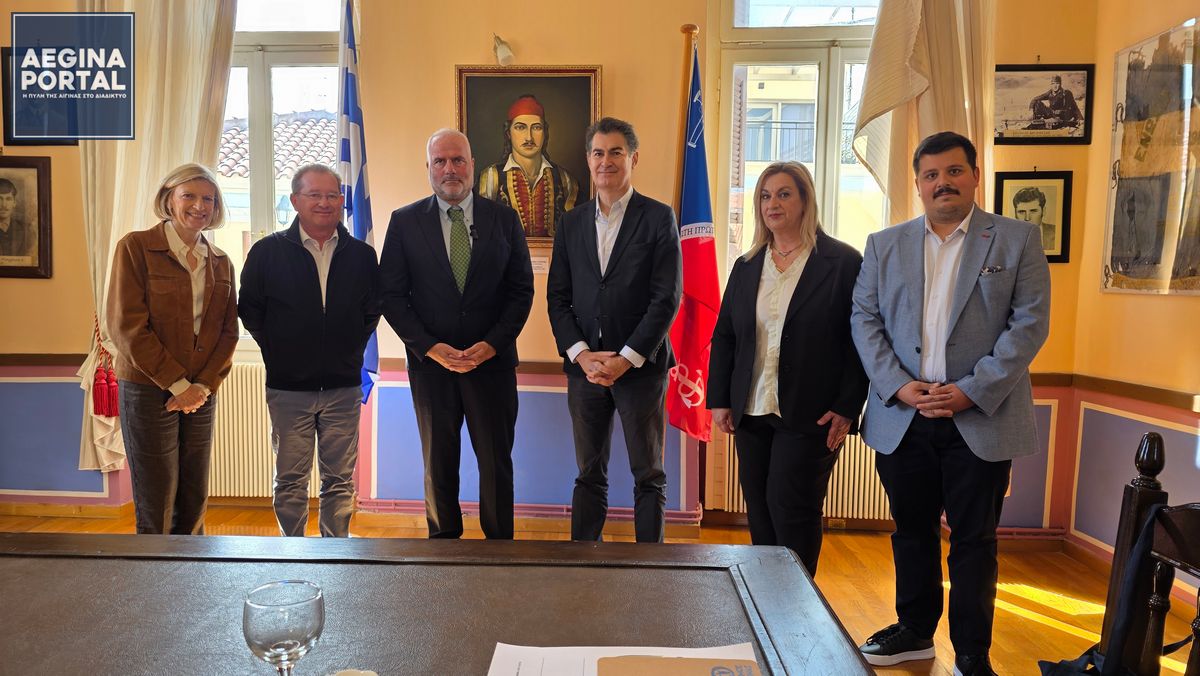 Αντιπροσωπεία της Γαλλικής Γερουσίας στην Αίγινα. Συνάντηση στο Παλαιό Δημαρχείο με τον δήμαρχο κ. Γιάννη Ζορμπά.