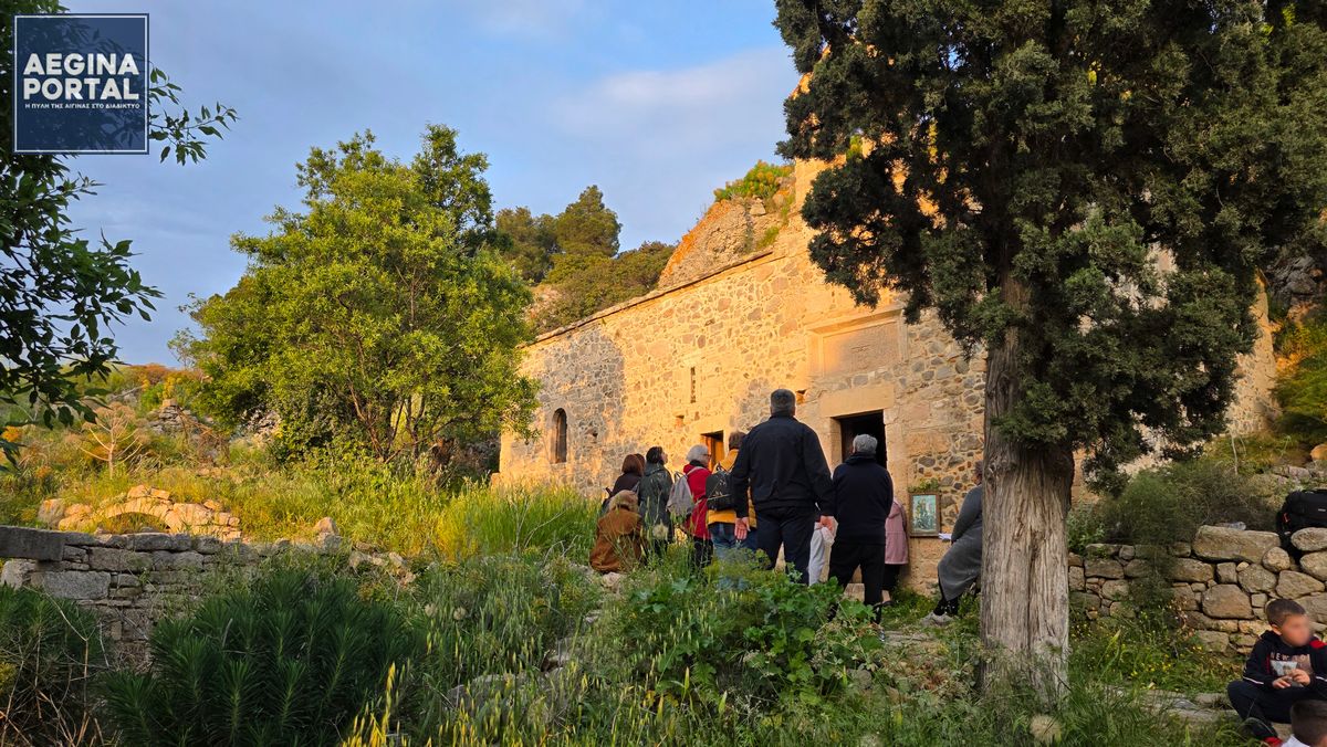 Ο ναός του Αγίου Γεωργίου βρίσκεται χαμηλά στον λόφο της Παλαιάς Χώρας