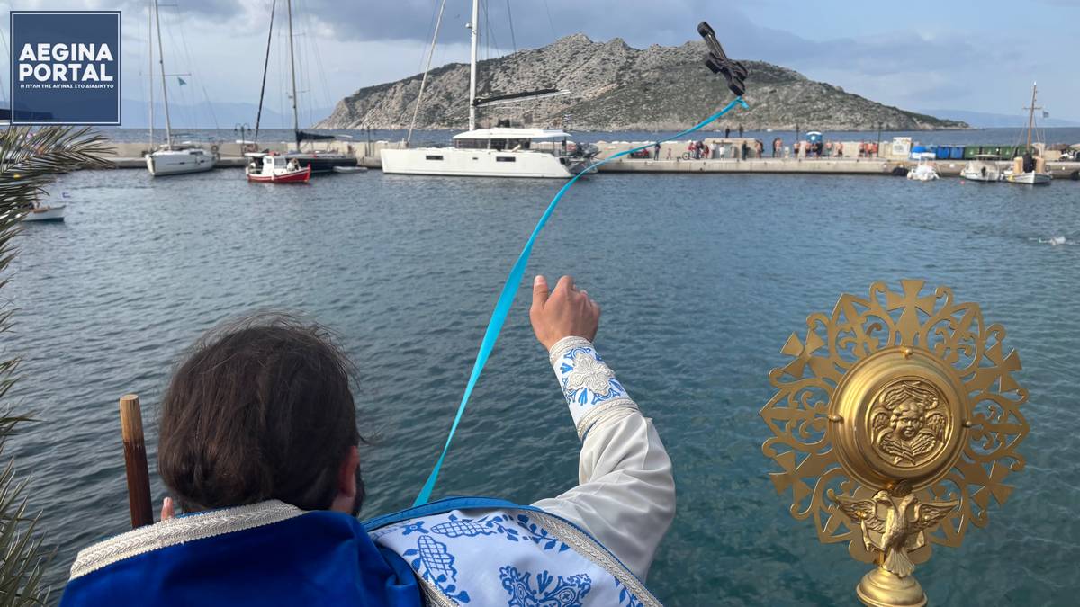 Με λαμπρότητα η τελετή της κατάδυσης του Τιμίου Σταυρού, στο λιμάνι της Πέρδικας.